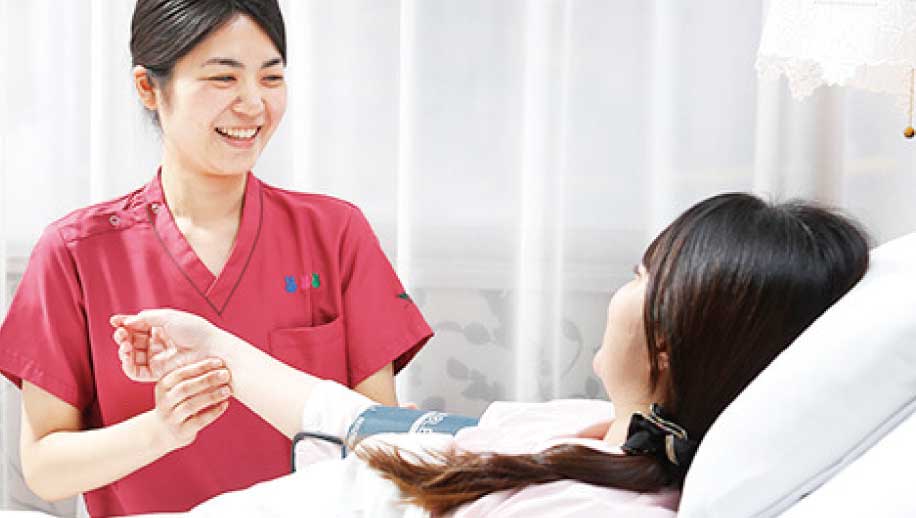 看護師が患者の脈を測っている写真