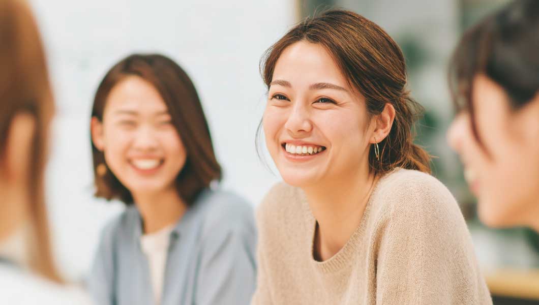 笑っている女性の写真