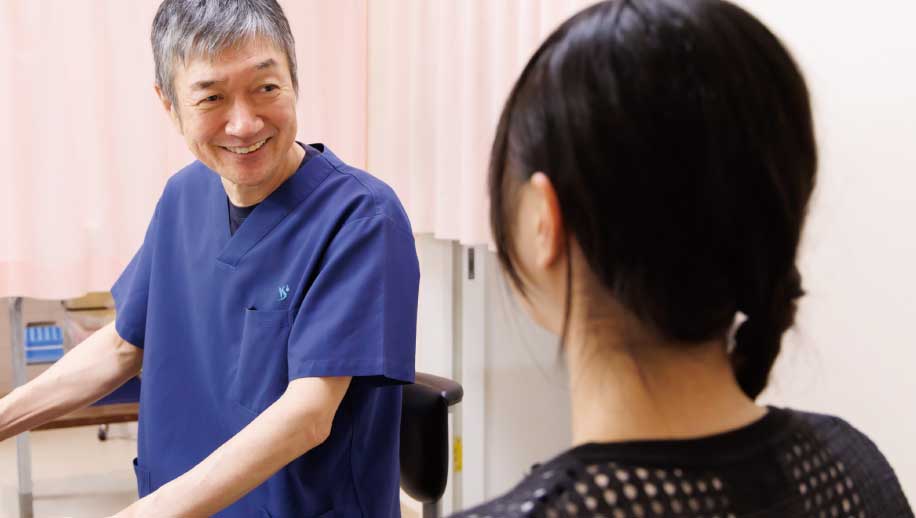 診察している院長の写真